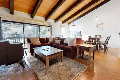 Image de Pet-Friendly Large Open Home. Private Washer/Dryer & Gas Grill, Pool On-site