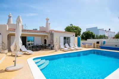67 adm 3 bedroom villa walking distance to Carvoeiro