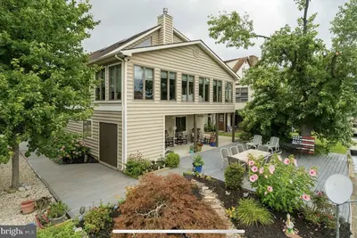 Image de Renovated with Amazing Water Views & Access - only 1. 5 Blocks to Beach!