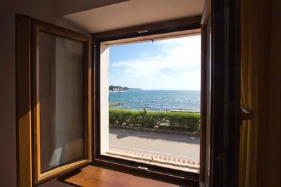 Image de Stunning seaside location with a breathtaking panoramic view where sky meets sea.
