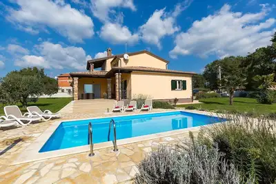 Image de Newly renovated Villa near PoreÄŤ with private pool and garden. Pet-friendly.