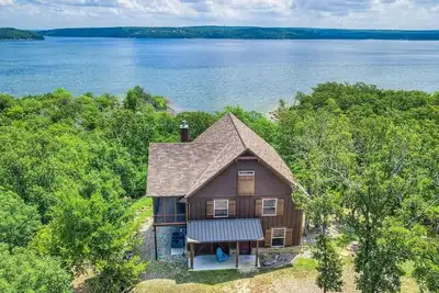 Image de Luxury Lakefront Home w\/ Stunning Views, Steps to Lake and Private Cove