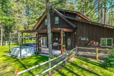Image de A Great Getaway near Whitefish with Private Hot Tub!