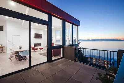 Image de Alki Beach House with Sweeping Sea & Mountain Views