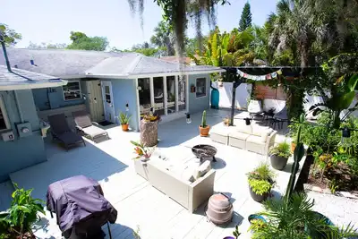 Image de Paradise Bungalow Love; a Gulfport private oasis in the Marina district