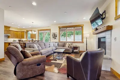 Image de Two-story home with on-site golf, gas fireplace, gas grill, central Ac, & W/D
