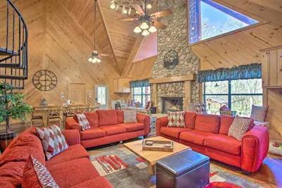 Image de Groesbeck 'Lodge on the River': Hot Tub & Fire Pit