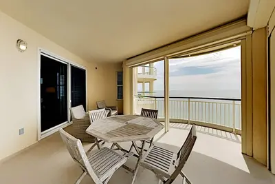 Image de Stunning Beach Penthouse | Indoor/Outdoor Pool & More!