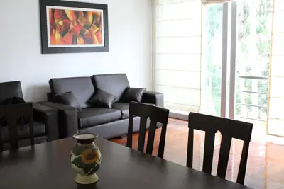 Image de Central and Comfortable Apartment.