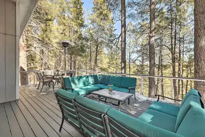 Image de Luxurious & Forested Oasis in Flagstaff w/ Hot Tub