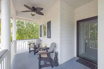 Image de Renovated, Charming 3 Br Villa in Wd, Golf Cart Included, & Short walk to Beach!