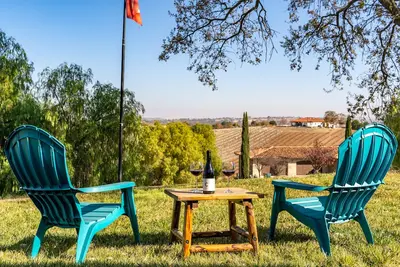 Image de Walnut Hill-Endless Vineyard Views From Your Front Porch!