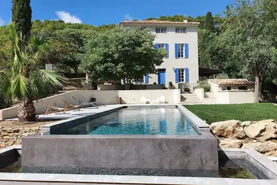 Image de Provençal farmhouse near the cove of Port d'Alon