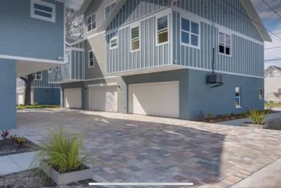 Image de 2/2 cozy home mins from Downtown Tampa, Ybor City, Amalie Arena, Bucs Stadium!