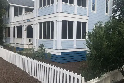 Image de Phenomenal New Home 7 Br 7. 5 Walk To E Beach, Ea Br Private Br & Outdoor Space