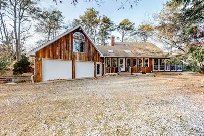 Image de Home in Peaceful Wooded Neighborhood w/ High-Speed WiFi, Washer/Dryer, Gas Grill