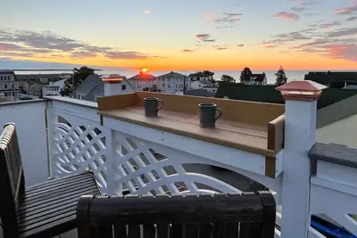 Image de Ocean-view condo with gorgeous sunrises, deck, & WiFi - walk to beach & pier