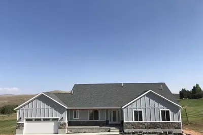 Image de Loving Life at the Greens! 8 Bed 4. 5 Bath Bear Lake House - Beds for 33!
