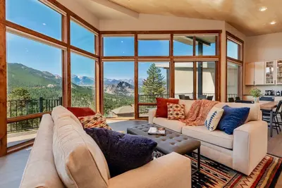 Image de Azure Vista Vacation Home at Windcliff by RedAwning