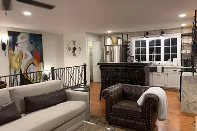 Image de Five-Star Historic Boyd Harvey Carriage House by RedAwning