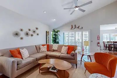 Image de Gorgeous mountain-view apartment with pool, hot tub, carport, & central Ac
