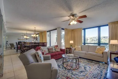 Image de Adorable 2bd 2ba- Walk to Beach-Enclave  Condos!