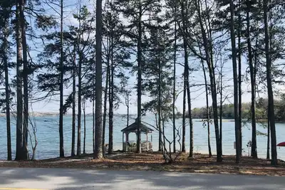 Image de Updated luxury Keowee Key condo, short drive to Clemson