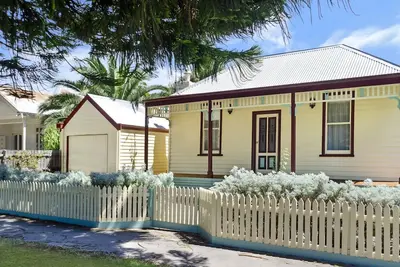 Image de Centrally located & lovingly maintained family home