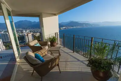 Image de 4 Bdr/4 Bath Ocean front Condo at Grand Venetian, Puerto Vallarta