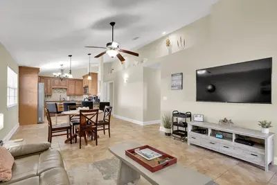 Image de 3 min drive to the beach, walking distance to downtown, 5 miles from Destin!