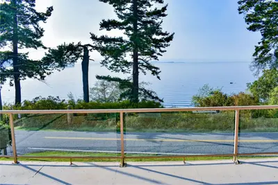 Amazing sunsets, Stunning views, beach access, cozy house, great deck