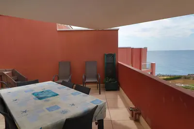 Studio cabine climatisé avec terrasse, piscine et parking privé