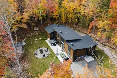 Image de New 3 bedroom chalet with hot tub only 1h away from Mtl