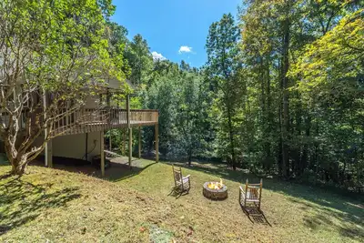 Image de Spacious Mtn Getaway~Fire Pit+Grill, WiFi, Private, Mins to Downtown Burnsville!