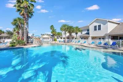Image de Family-Friendly Coastal Condo with Heated Pool & Waterfall, Near Beach Access