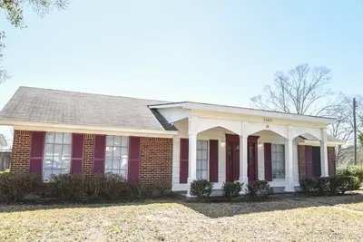 Image de Classic Colonial Home near Main Street