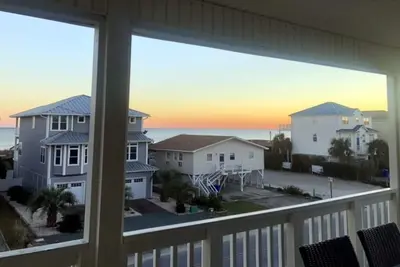 Image de Newly remodeled second row home with beautiful views and steps to the beach!