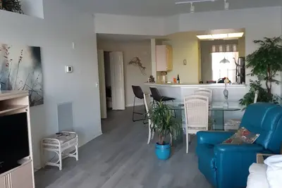 Image de 2 bedroom + den, 2 bath first floor condo in Spanish Wells golf community.