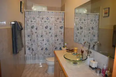 Image de The Blue Oasis 242 - A beautiful, private, clean escape!
