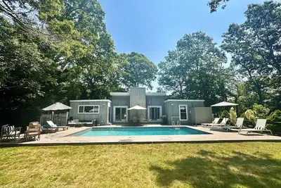 Image de \"Sea La Vie\" - Lounge by the pool, walk to the beach, soak up the Hamptons sun!