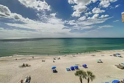 Image de Enjoy beautiful sunsets from the top floor in this 2 bed, 2 bath condo!