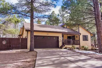 Image de K & K Chalet - Fun family retreat w\/ Game Room & Fenced Yard on 1\/2 acre!
