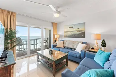 Image de Penthouse Condo with Large Balcony and Direct Oceanfront Views