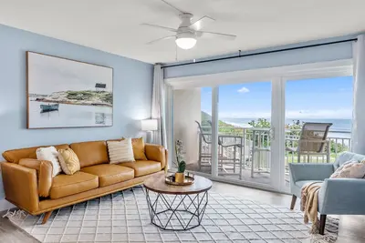 Image de Seaside Bliss: Renovated Oceanfront Condo, Family & Pet Friendly 🏝️🐾