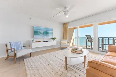 Image de Renovated Oceanfront Penthouse with Balcony Views