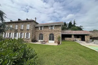 Image de Demeure en pierre avec des grands volumes, piscine, jacuzzi, jardin, salle de jeux