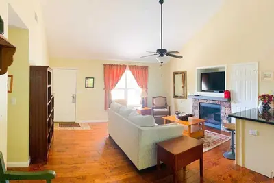 Image de Large Lovely Lakehouse. Cottage 77