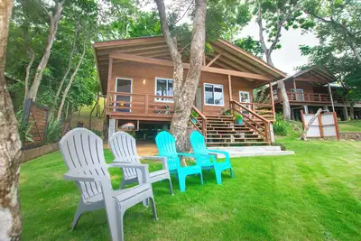 Image de Beachfront Bungalow located steps from the Ocean!