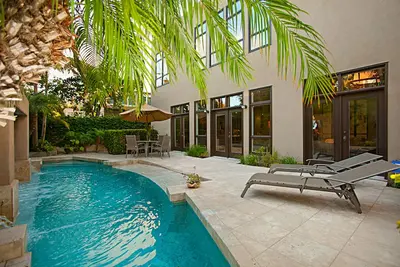 Image de Modern 4 Bedroom Beach House Getaway 1 Block from Beach 2min Walk Beach Park!