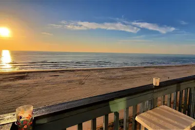 Image de 115+ Five Star Reviews True Beachfront Penthouse -Now with Pickleball :)